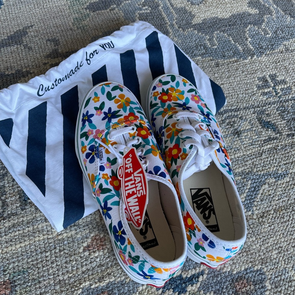 ✨NWT✨ Women’s size 7 Vans custom lace up shoes with floral print